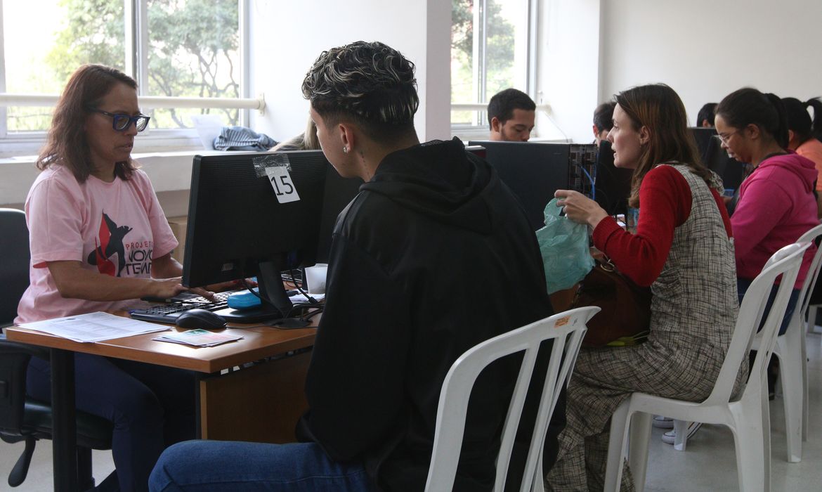 São Paulo (SP), 01/08/2023 - Atendimento de pessoas desempregadas a procura de uma vaga durante o Mutirão Nacional do Emprego da UGT, uma parceria com o Ministério do Trabalho e Emprego, Governo do Estado de São Paulo, prefeitura e sindicatos filiados à União Geral dos Trabalhadores - UGT, na sede do sindicato dos Comerciários, região central da capital paulista. Foto: Rovena Rosa/Agência Brasil