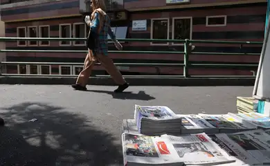 Newspapers with a cover pictures of Iran's presidential election are seen in Tehran, Iran July 6, 2024. Majid Asgaripour/Reuters/Proibida a Reprodução