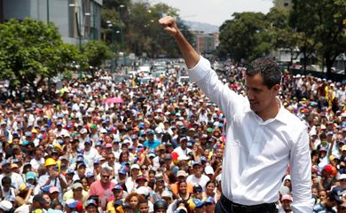 O líder da oposição venezuelana, Juan Guaidó, que muitos países reconheceram como o governante interino do país, durante uma manifestação contra o governo de Nicolás Maduro, e para comemorar o Dia Primeiro de Maio, em Caracas.