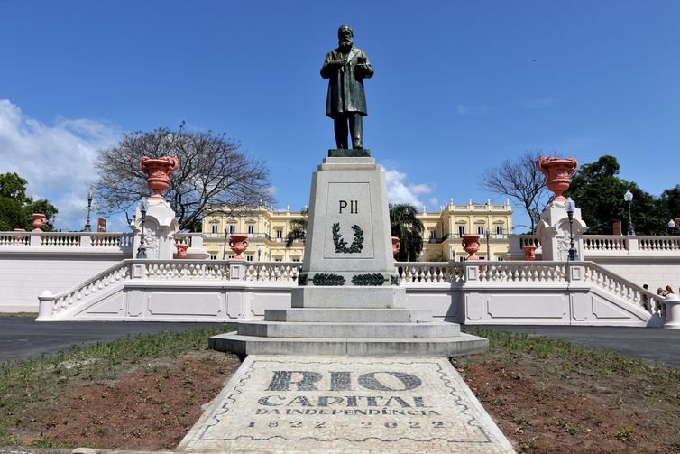 Mosaico comemorativo feito em pedras portuguesas, aos pés da estátua de D. Pedro II. A Quinta da Boa Vista, no bairro de São Cristóvão, zona norte da cidade,  é revitalizada para o Bicentenário da Independência.