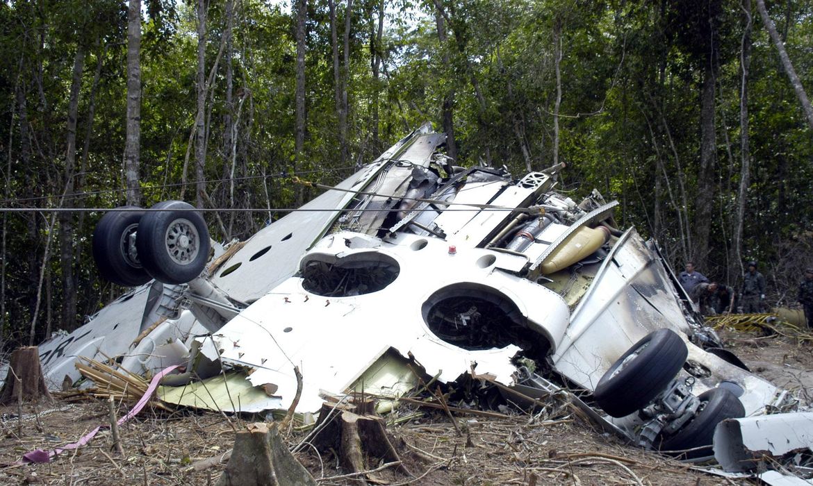 Destroços do avião da Gol encontrados na Terra Indígena Capoto Jarina, em Mato Grosso, após a queda, em 2006