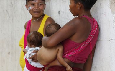 Mães com bebês indígenas Yanomami nos arredores da Casa de Saúde do Índio, que presta acolhimento aos indígenas trazidos em situação de emergência para Boa Vista.