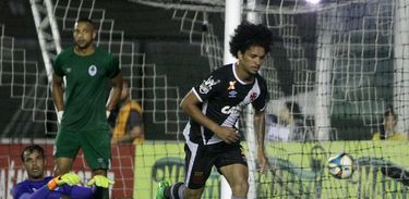 Douglas Luiz marcou o gol da vitória do Vasco