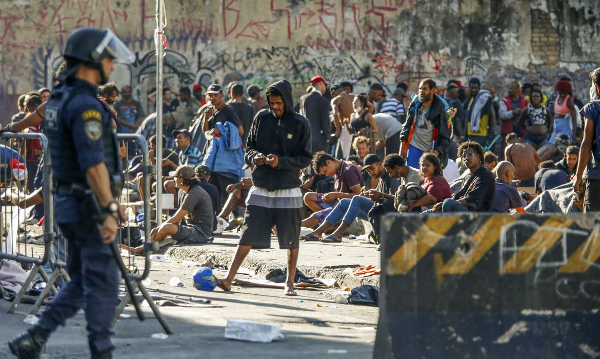 São Paulo (SP), 24/06/2024 - Prefeitura e governo instalam grades na Cracolândia e delimitam espaço de usuários de drogas. Gradil foi colocado na Rua dos Protestantes na terça-feira (18). Um dos objetivos das gestões é liberar parte da via para o trânsito de carros de segurança e de saúde.
Foto: Paulo Pinto/Agência Brasil
