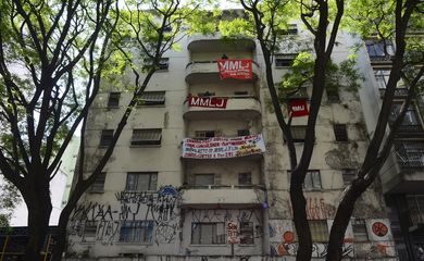 São Paulo - Integrantes da Frente de Luta por Moradia  ocupam prédio na Rua Ipiranga, região central (Rovena Rosa/Agência Brasil)