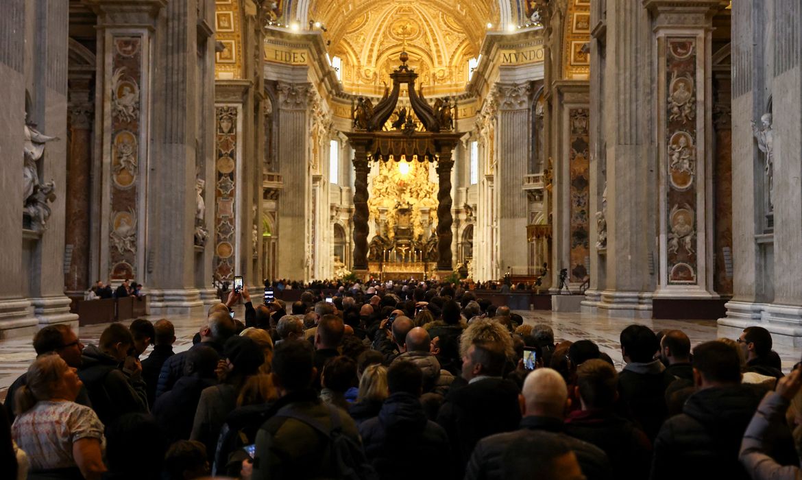 Fiéis prestam homenagem ao ex-papa Bento 16 na Basílica de São Pedro, no Vaticano