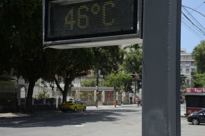 Termômetros marcando 46°C em um dia de calor intenso no Rio de Janeiro