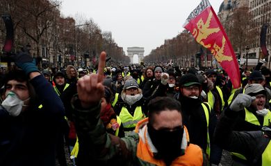 Manifestantes vestindo coletes amarelos participam de protesto do movimento coletes amarelos, em Paris, na França. 