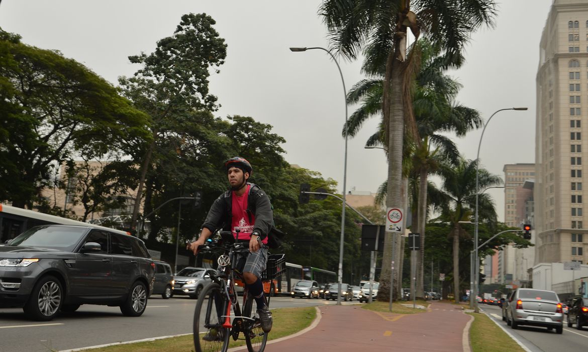 Ciclovia na Avenida Brigadeiro Faria Lima, região oeste de São Paulo.