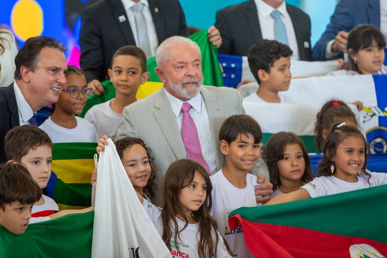 Brasília, DF 2023/06/12 O presidente Luiz Inácio Lula da Silva, acompanhado da primeira-dama Janja Lula da Silva, de governadores e dos ministros da Educação, Camilo Santana, e da Fazenda, Fernando Haddad, lança o Compromisso Nacional Criança Alfabetizada. Foto: Fabio Rodrigues-Pozzebom