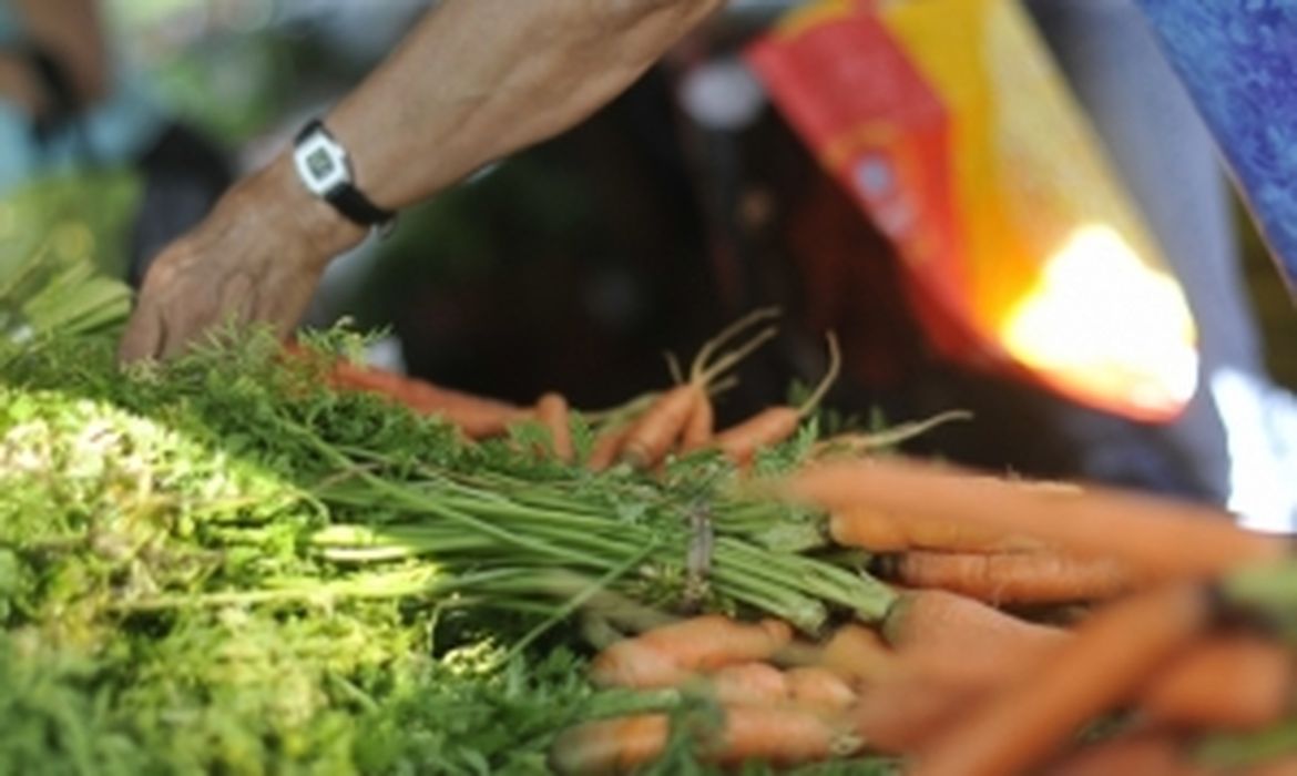 compra de vegetais na feira