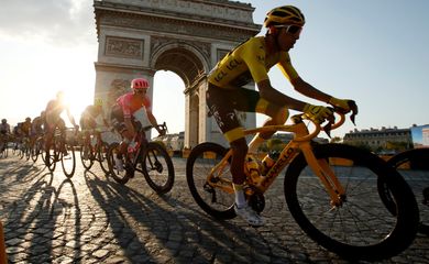 Ciclistas participam da etapa 21 do Tour de France
