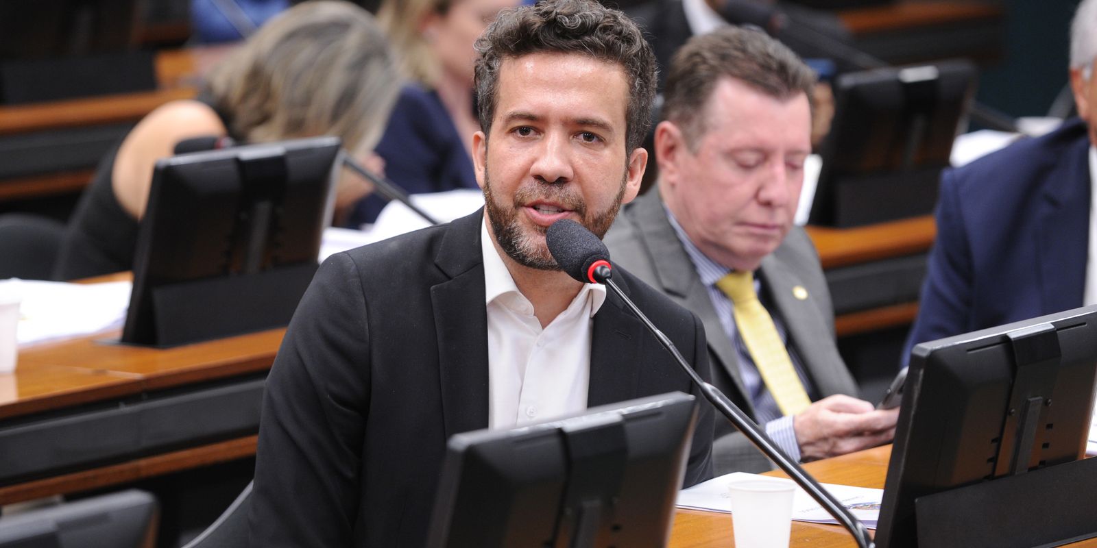 PF indicia deputado Janones por suspeita de esquema de "rachadinha"