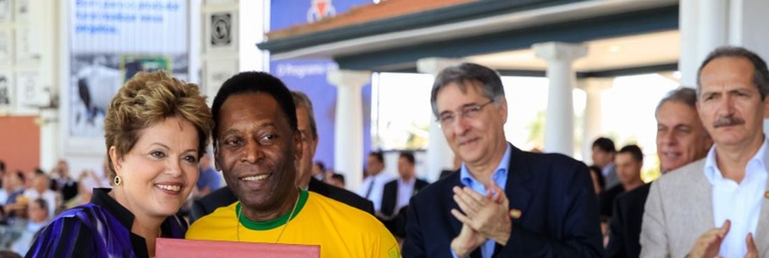 Presidenta Dilma Rousseff recebe de Pelé o título 20.000 de sócia da ABCZ durante abertura oficial da 79ª Exposição Internacional de Gado Zebu - Expozebu 2013