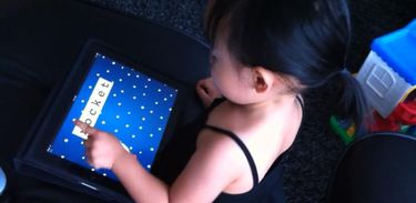 Criança brincando com tablet