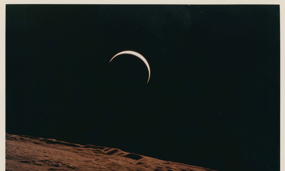 Lote 558, Terra crescente subindo além do horizonte estéril da Lua, 26 de julho a 7 de agosto de 1971, tomada pelo tripulante da Apollo 15 Alfred Worden