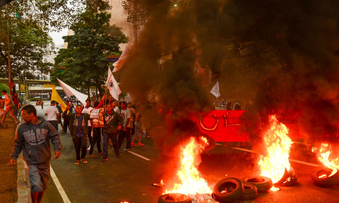 São Paulo - Manifestantes atearam fogo a pneus em ato contra o impeachment ao lado da Praça da Bandeira (Rovena Rosa/Agência Brasil)