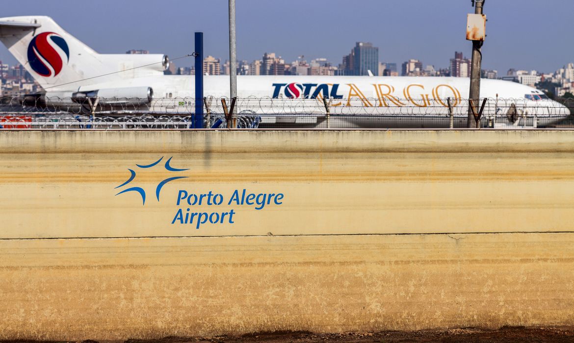 Porto Alegre (RS), 24/06/2024 - Avião continua inoperante em frente a muro com marcas do nível da água no pátio do aeroporto Salgado Filho após enchente que atingiu toda a região. Foto: Bruno Peres/Agência Brasil