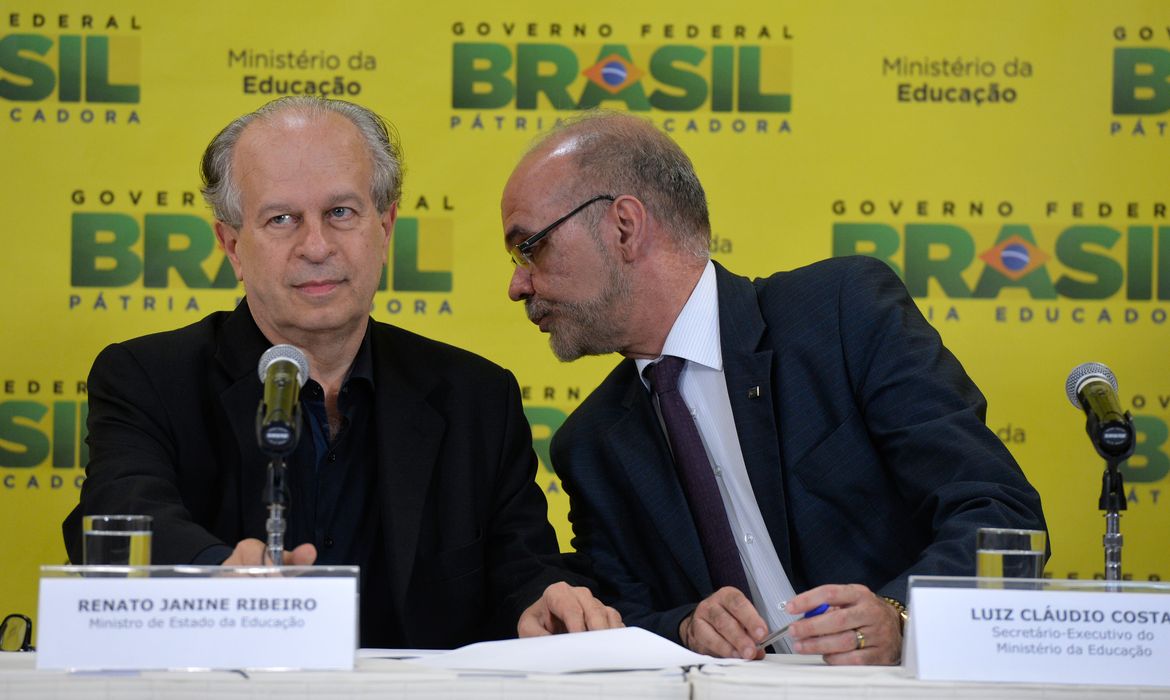 Ministro da Educação Renato Janine Ribeiro, anuncia balanço do primeiro semestre de 2015 do FIES, ao seu lado o secretário-geral do MEC, Luiz Cláudio Costa (Wilson Dias/Agência Brasil)