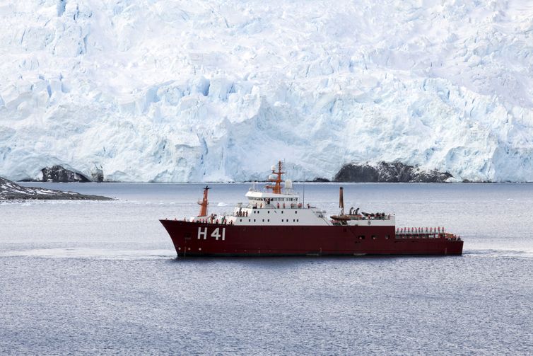 O NPo Almirante Maximiano (H-41), ex-Ocean Empress, é um navio de pesquisa polar da Marinha do Brasil.