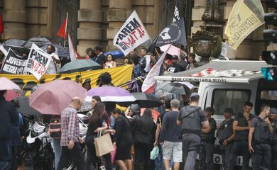 São Paulo (SP), 05/12/2024 -ato contra violência policial, concentração em frente ao teatro municipal de são paulo, praça Ramos de Azevedo . Foto: Paulo Pinto/Agência Brasil