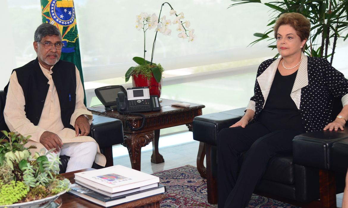 Brasília – A presidenta Dilma Rousseff recebe o Prêmio Nobel da Paz em 2014, o indiano Kailash Satyarthi ( Wilson Dias/Agência Brasil)