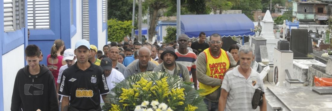 Centenas de pessoas participam do enterro do menino Kayo da Silva Costa, de 8 anos. A criança foi morta, ontem (31), em uma troca de tiros entre membros de uma quadrilha e policiais militares, durante a tentativa de resgate de presos do Fórum de Bangu
