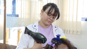 Estudante em curso de cabeleireiro do Senac