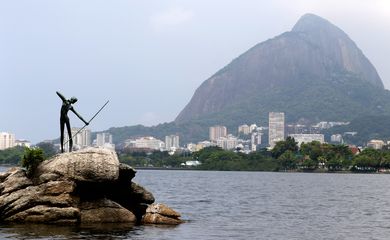 Rio de Janeiro (RJ), 28/02/2023 - Estátua do Curumim, na Lagoa Rodrigo de Freitas, zona sul da cidade. Foto:Tânia Rêgo/Agência Brasil