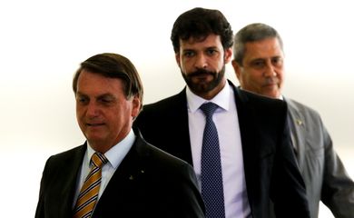 Presidente Jair Bolsonaro, acompanhado pelos ministros do Turismo, Marcelo Álvaro Antônio e da Casa Civil, Braga Neto, durante o lançamento da retomada do turismo no Palácio do Planalto