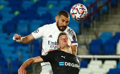 Atacante do Real Madrid, Karim Benzema, disputa bola com jogador do Borussia Moenchengladbach Matthias Ginter
