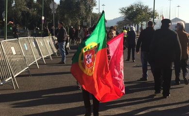 Lisboa - Português, com bandeira nacional, participa do cortejo fúnebre de Mário Soares, ex-presidente de Portugal, no Mosteiro dos Jerónimos  (Marieta Cazarré/Agência Brasil)