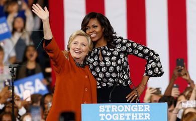 A candidata à presidência dos Estados Unidos pelo partido Democrata, Hillary Clinton, recebeu o apoio da primeira-dama Michelle Obama, durante um comício em Winston-Salem, no estado da Carolina do Norte