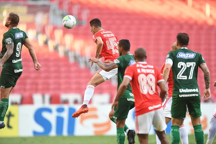 Praxedes cabeceia firme para dar a vitória ao Colorado.