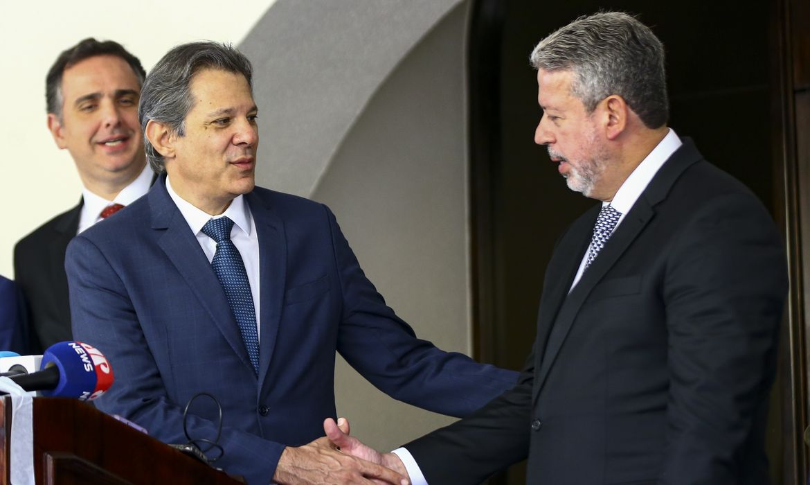 Brasília (DF), 23/05/2023 - O ministro da Fazenda, Fernando Haddad, e os presidentes da Câmara, Arthur Lira, e do Senado, Rodrigo Pacheco, durante entrevista após reunião na residência oficial da presidência do Senado. Foto: Marcelo Camargo/Agência Brasil