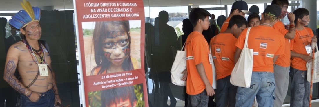O ministro-chefe da Secretaria-Geral da Presidência da República, Gilberto Carvalho, recebe Crianças e Adolescentes Guarani-Kaiowá, no Palácio do Planalto