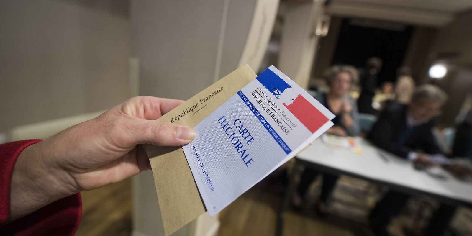 Les principaux candidats aux élections françaises votent sous stricte sécurité