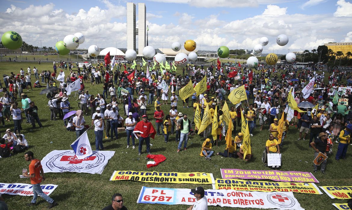 Brasília - Ato de protesto, promovido pelas centrais sindicais, contra as reformas trabalhista e da Previdência Social, na Esplanada dos Ministérios (Marcello Casal Jr/Agência Brasil)