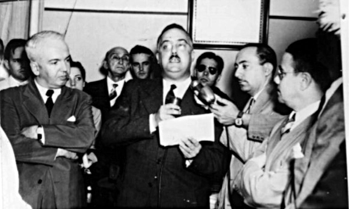 Patrono [Tude de Souza] discursando na Rádio Roquette Pinto (década de 1940). Fotografia: Agência Nacional (RJ). Fonte: CREP. Arquivo Tude 34/12.