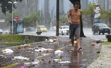 Temporal atinge o Rio de Janeiro causando vários estragos. Na praia de Botafogo, passagem de pedestre é alagada e lixo se espalha pelo calçadão. 