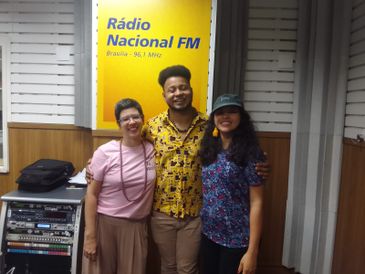 Curadoras Flavia Meireles e Bárbara Matias e o artista participante Kaled Hassan/Denise Oliveira - Produção Rádio Nacional FM Curadoras Flavia Meireles e Bárbara Matias e o artista participante Kaled Hassan