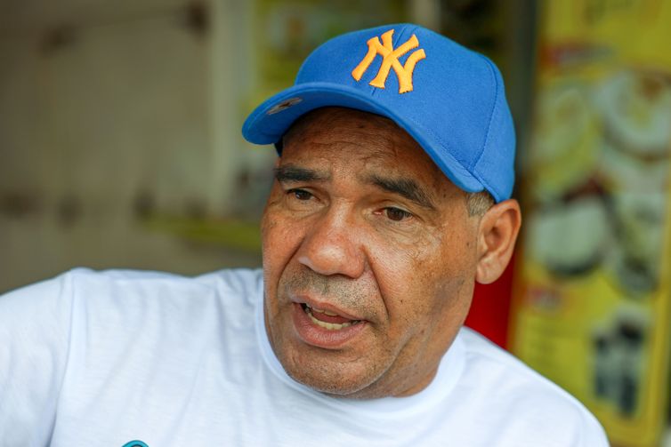 Brasília (DF), 03/03/2025 - Personagem Carlos Augusto, no Bloco carnavalesco, Deficiente é a Mãe, na ruas de Braília. Foto: Jose Cruz/Agência Brasil