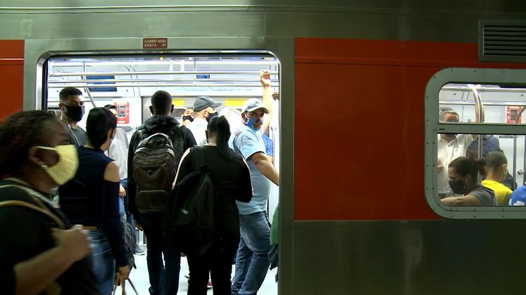 Apesar da redução do número de usuários do Metrô de São Paulo, a lotação nos horários de pico permanece