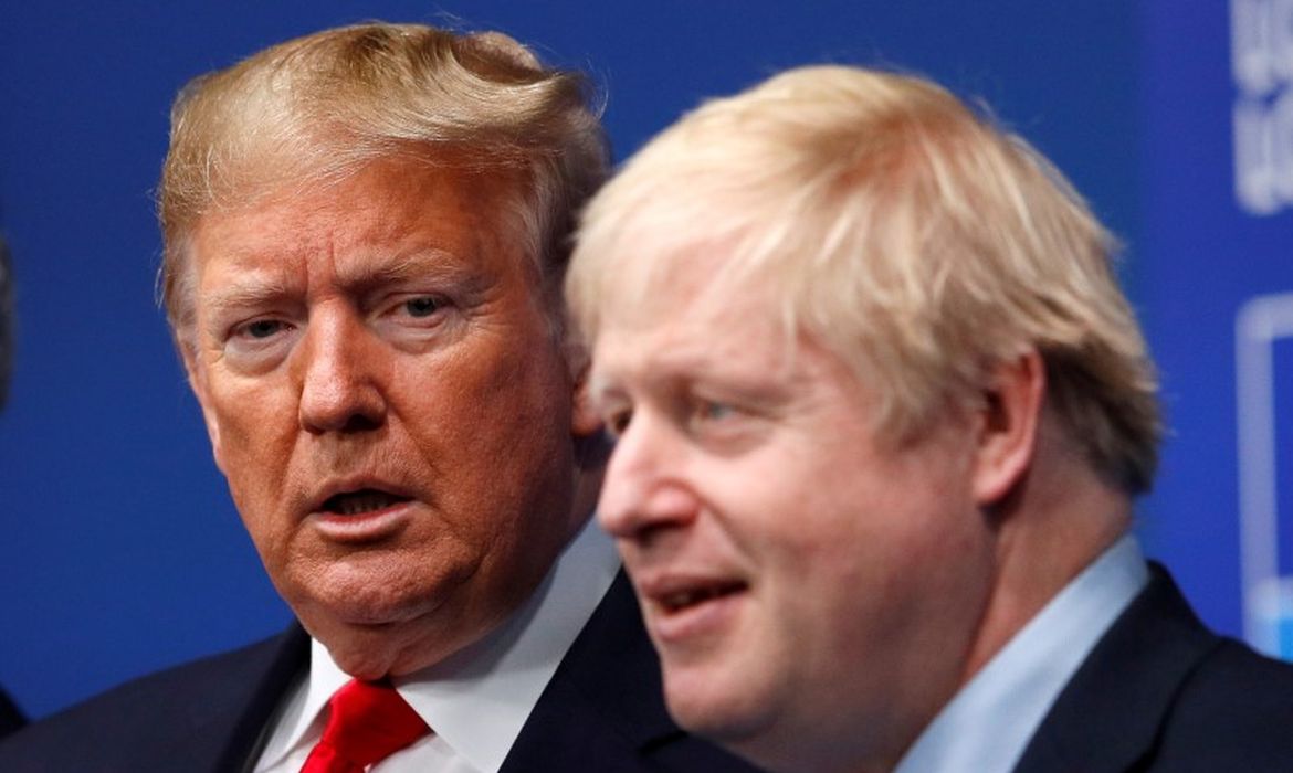 Primeiro-ministro britânico, Boris Johnson, e o presidente dos EUA, Donald Trump, durante cúpula da Otan em Watford, Reino Unido. REUTERS/Peter Nicholls/Direitos Reservados