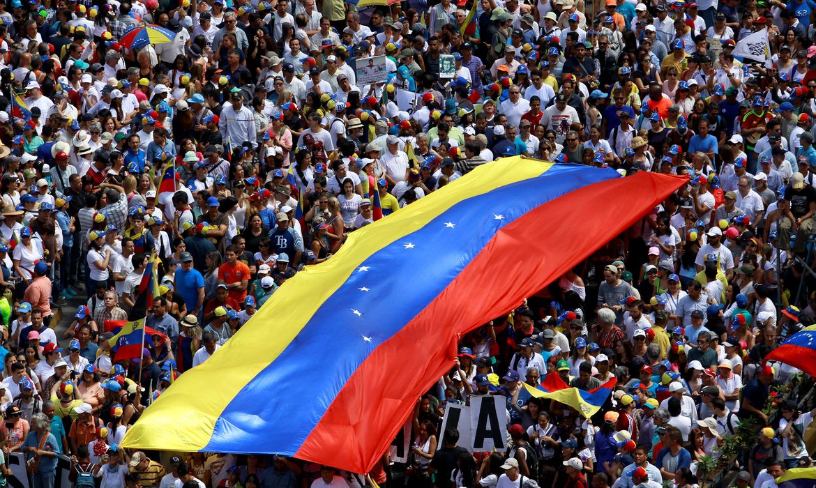 Manifestantes protestam em Caracas,  na Venezuela, contra o bloqueio imposto por Nicolás Maduro à ajuda humanitária de comida e remédios enviada ao país. 