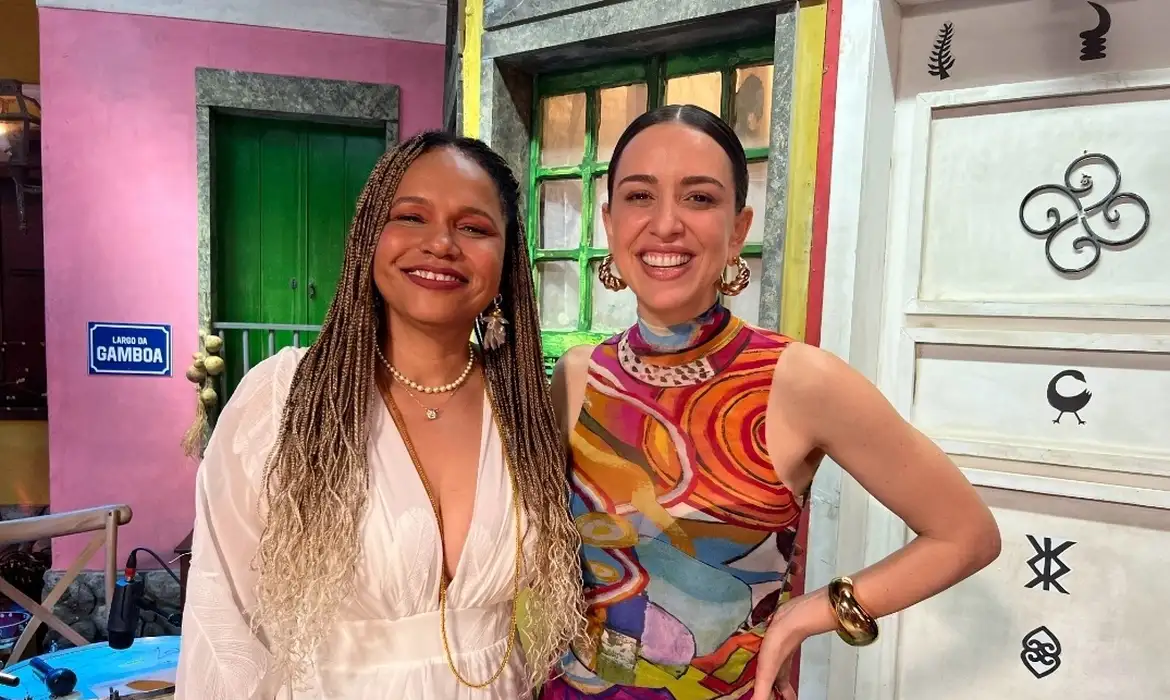 Rio de Janeiro (RJ) 29/08/2025 - Roda de samba tradicional na televisão, o Samba na Gamboa, da TV Brasil, conduzido pela cantora e compositora Teresa Cristina na atual temporada inédita, alcança o número de 600 programas. A apresentadora recebe a cantora Roberta Sá. Foto: TV Brasil