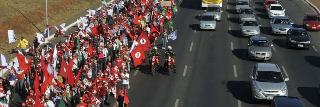 Trabalhadores reunidos no movimento denominado Manifestação dos Povos do Campo, das Águas e das Florestas fazem marcha pelas principais avenidades de Brasília e preparam protestos em frente ao Congresso Nacional e ao Palácio do Planalto.