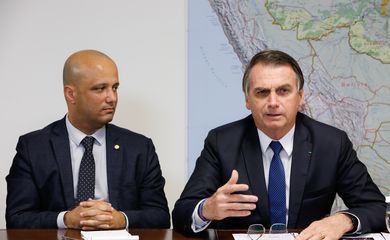 O presidente Jair Bolsonaro faz transmissão ao vivo ao lado do líder do governo na Câmara, Major Vitor Hugo.