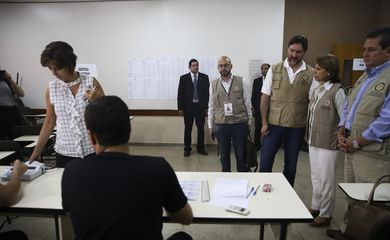 Durou cerca de dez minutos a visita da chefe da missão da OEA, Laura Chinchilla, a um dos locais de votação em Brasília. A comitiva busca observar o funcionamento das urnas, a organização do processo eleitoral e o acesso dos eleitores.