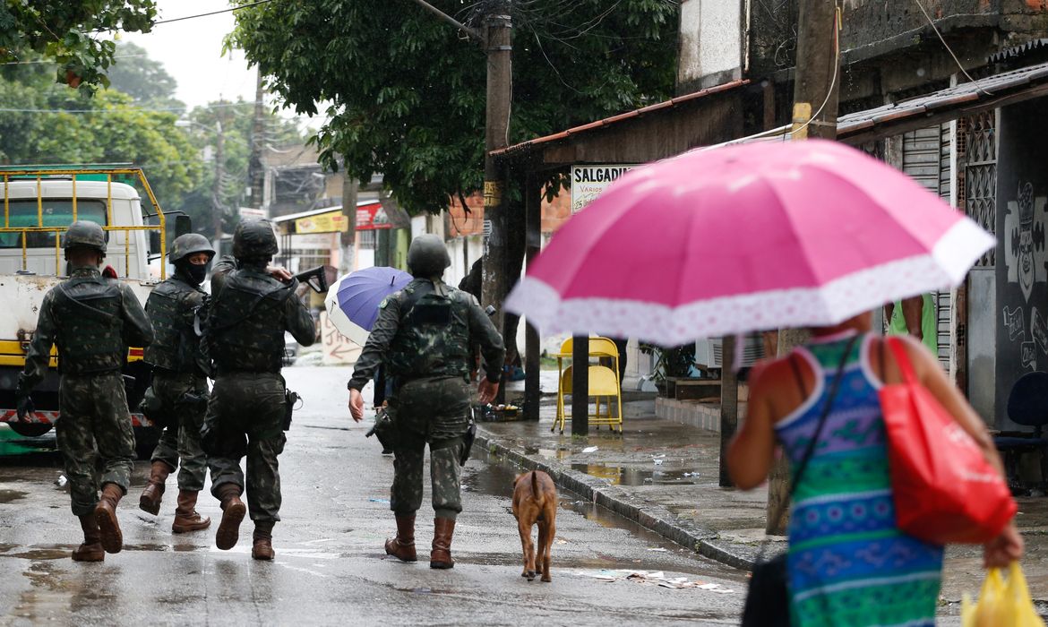Rio de Janeiro - Cerca de 1,4 mil militares das Forças Armadas voltam à Vila Kennedy, na zona oeste da cidade (Tânia Rêgo/Agência Brasil)